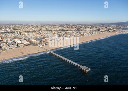 Luftaufnahme von Hermosa Beach Pier und dem Pazifischen Ozean in Südkalifornien. Stockfoto