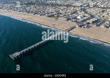 Am Nachmittag Luftaufnahme von Hermosa Beach Pier, Sand und Meer in der Nähe von Los Angeles in Südkalifornien. Stockfoto