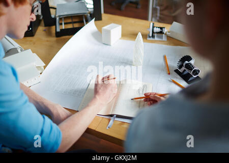 Architekten des Neubaus Skizze zu machen und zu diskutieren Stockfoto