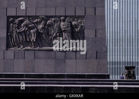 Blick auf die Ostseite des Ghetto-Helden-Denkmal von Nathan Rapoport zum Gedenken an den Aufstand im Warschauer Ghetto 1943 während des zweiten Weltkrieges befindet sich in der Gegend, die früher ein Teil des Warschauer Ghettos vor der Polin Museum der Geschichte der polnischen Juden in Warschau Polen Stockfoto