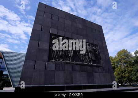 Blick auf die Ostseite des Ghetto-Helden-Denkmal von Nathan Rapoport zum Gedenken an den Aufstand im Warschauer Ghetto 1943 während des zweiten Weltkrieges befindet sich in der Gegend, die früher ein Teil des Warschauer Ghettos vor der Polin Museum der Geschichte der polnischen Juden in Warschau Polen Stockfoto