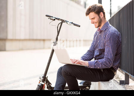 Freundliche Mann mit Laptop Stockfoto