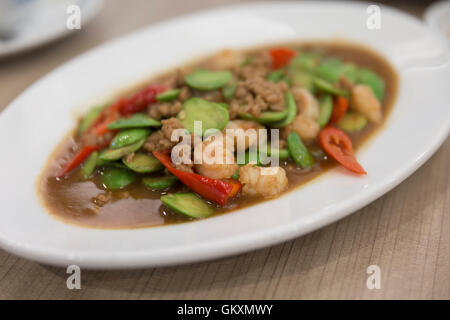 gehacktem Schweinefleisch unter Rühren braten mit Park und Chili - Thai-Küche Stockfoto