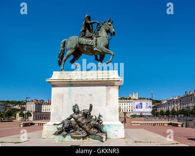 Lyon 2e ARR. Statue von König Ludwig XIV. Und Basilika Fourviere im Hintergrund. Place Bellecour. Unesco-Weltkulturerbe. Rhone-Abteilung. Frankreich Stockfoto