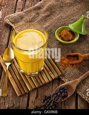 Goldene Milch, mit Kurkuma gemacht. Heilmittel für viele Krankheiten. Stockfoto