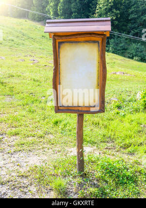 Hölzerne Zeiger auf dem Hintergrund der schönen grünen. Stockfoto
