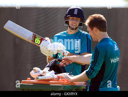 Englands Joe Root chats zum Hauptmann Eoin Morgan (rechts) während einer Sitzung der Netze in der Ageas Bowl, Southampton. Stockfoto