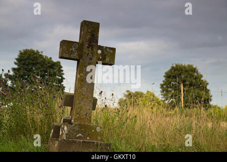 Kreuz auf dem Friedhof in Blaxhall Suffolk England Stockfoto