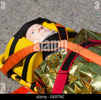 Dummy auf einer Bahre für Transport oder Air Rescue immobilisiert. Stockfoto