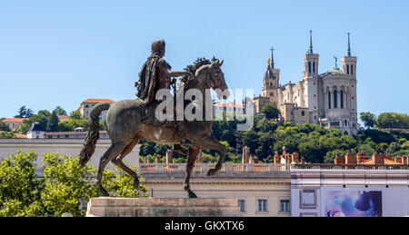 Lyon 2e ARR. Statue von König Ludwig XIV. Und Basilika Fourviere im Hintergrund. Place Bellecour. Unesco-Weltkulturerbe. Rhone-Abteilung. Rhone-Alpes. Frankreich Stockfoto