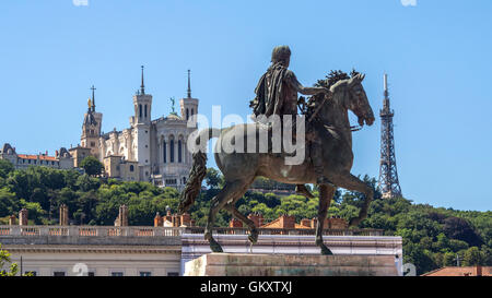 Lyon 2e ARR. Statue von König Ludwig XIV. Und Basilika Fourviere im Hintergrund. Place Bellecour. Unesco-Weltkulturerbe. Rhone-Abteilung. Frankreich Stockfoto