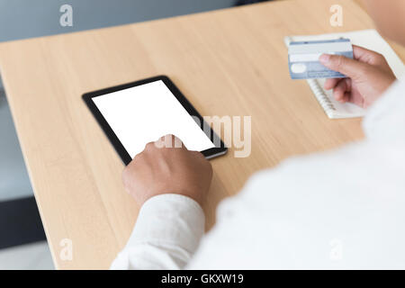 das Unternehmer Hand mit digital-Tablette und Kreditkarte für die Zahlung, Einkaufen online-Konzept Stockfoto