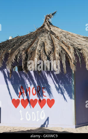 Formentera, Balearen: Amore y Iodio bar, einem berühmten Chiringuito am Strand von Es Calo Dorf Stockfoto