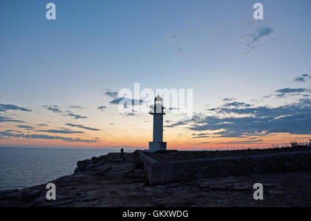 Fomentera: Blick auf Cap de Barbaria Leuchtturm bei Sonnenuntergang, wurde 1972 erbaut und befindet sich an der südlichen Spitze der Insel Stockfoto