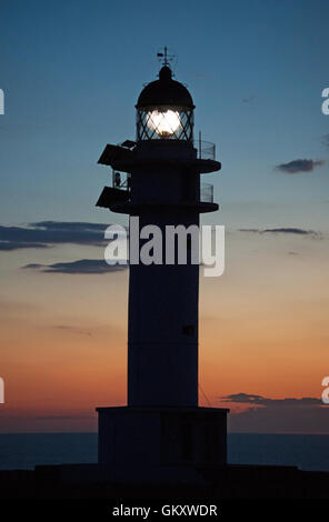 Fomentera: Blick auf Cap de Barbaria Leuchtturm bei Sonnenuntergang, wurde 1972 erbaut und befindet sich an der südlichen Spitze der Insel Stockfoto