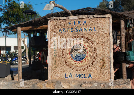 Formentera, Balearen, Spanien: das Zeichen der Messe von La Mola, der berühmteste Kunst- und Handwerkermarkt auf der Insel von Juni bis Oktober Stockfoto