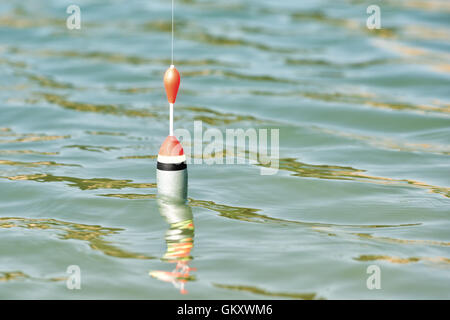 Angeln-Kork schwimmt auf der Wasseroberfläche Stockfoto