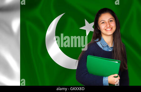 Teen Student lächelnd über pakistanische Flagge. Konzept von Lehren und lernen von Fremdsprachen. Stockfoto