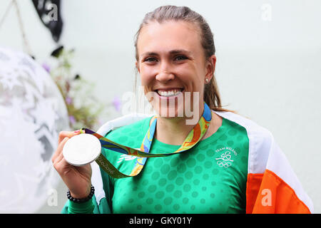 Irlands Annalise Murphy, der eine in der Frauen Laser Radial Medal Race auf die Olympischen Sommerspiele 2016 Rio Silbermedaille kommt am Flughafen Dublin. Stockfoto