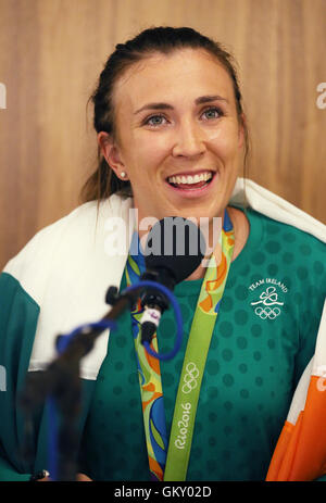 Irlands Annalise Murphy, der eine in der Frauen Laser Radial Medal Race auf die Olympischen Sommerspiele 2016 Rio Silbermedaille kommt am Flughafen Dublin. Stockfoto