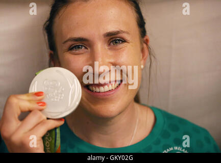 Irlands Annalise Murphy, der eine in der Frauen Laser Radial Medal Race auf die Olympischen Sommerspiele 2016 Rio Silbermedaille kommt am Flughafen Dublin. Stockfoto