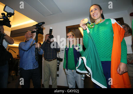 Irlands Annalise Murphy, der eine in der Frauen Laser Radial Medal Race auf die Olympischen Sommerspiele 2016 Rio Silbermedaille kommt am Flughafen Dublin. Stockfoto