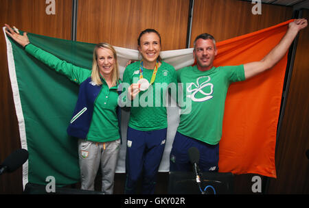 Irlands Annalise Murphy, der eine in der Frauen Laser Radial Medal Race auf die Olympischen Sommerspiele 2016 Rio Silbermedaille kommt am Flughafen Dublin neben Sport-Psychologe Dr. Kate Kirby (links) und ihr Trainer Rory Fitzpatrick. Stockfoto