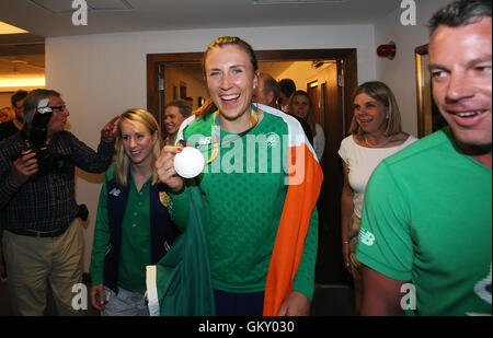 Irlands Annalise Murphy, der eine in der Frauen Laser Radial Medal Race auf die Olympischen Sommerspiele 2016 Rio Silbermedaille kommt am Flughafen Dublin. Stockfoto