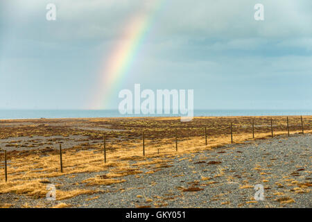 Regenbogen gesehen vom Strand in der Nähe der Nýjabúð Naust Straße auf die Snaefellsnes Halbinsel in West-Island Stockfoto