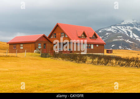 Bauernhof und Berg Landschaft unterwegs Nýjabúð Naust 576 auf die Snaefellsnes Halbinsel in West-Island Stockfoto