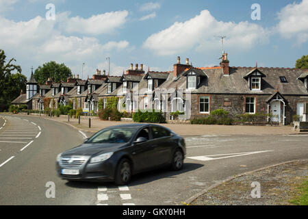 Parton Dorf, ein terrassenförmig angelegte Reihe von Hütten mit dem Ende Cottage haben einen kleinen Turm auf dem Dach. in der Nähe von Castle Douglas, Schottland Stockfoto