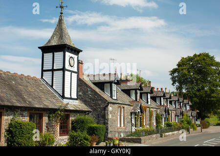 Parton Dorf, ein terrassenförmig angelegte Reihe von Hütten mit dem Ende Cottage haben einen kleinen Turm auf dem Dach. in der Nähe von Castle Douglas, Schottland Stockfoto