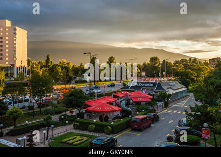 McDonalds am Fuße des Berges Vitosha (als Hintergrund), Sofia, Hauptstadt von Bulgarien Stockfoto