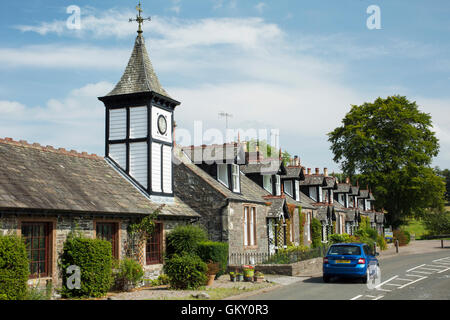 Parton Dorf, ein terrassenförmig angelegte Reihe von Hütten mit dem Ende Cottage haben einen kleinen Turm auf dem Dach. in der Nähe von Castle Douglas, Schottland Stockfoto