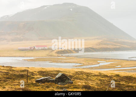 Landschaft mit Bauernhof Eiði, Kolgrafafjörður und Berg von Kolgrafavegur auf Snaefellsnes Halbinsel in West-Island gesehen. Stockfoto