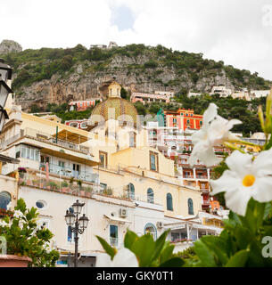 Kirche Santa Maria Assunta mit Blumen in Positano, Amalfiküste, Italien Stockfoto