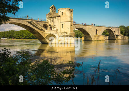 Pont d'Avignon, eine berühmte mittelalterliche Brücke in der Stadt Avignon in Südfrankreich. Ab 1234 wurde die Brücke mit 22 Steinbögen umgebaut. Stockfoto