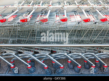 Reihen von Einkaufswagen am Eingang des Supermarktes Stockfoto