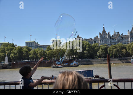 London, UK. 23. August 2016. Londoner genießen Sie eine Mini-Hitzewelle als Temperaturen schlagen 29 Grad Stockfoto