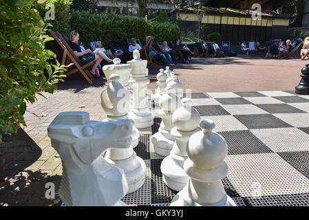 London, UK. 23. August 2016. Londoner genießen Sie eine Mini-Hitzewelle als Temperaturen schlagen 29 Grad Stockfoto