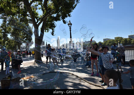 London, UK. 23. August 2016. Londoner genießen Sie eine Mini-Hitzewelle als Temperaturen schlagen 29 Grad Stockfoto