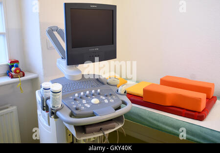 Berlin, Deutschland. 23. August 2016. Ein Ultraschallgerät steht neben einer Lokomotive Spielzeug in Berlin, Deutschland, 23. August 2016. Foto: Britta Pedersen/Dpa/Alamy Live News Stockfoto