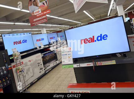 Mönchengladbach, Deutschland. 22. August 2016. Bildschirme zeigen das Logo von Real. - während einer Presse-Termin zum Thema "Job Market Faktor Handel: aus- und Weiterbildung Eintrag in einer Filiale der Supermarktkette real,-SB-Warenhaus in Mönchengladbach, 22. August 2016. Foto: Henning Kaiser/Dpa/Alamy Live News Stockfoto