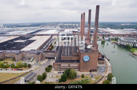 Eine Luftaufnahme vom 23. August 2016 zeigt das VW-Werk mit seiner Kraft-Wärme-Kraftwerk in Wolfsburg, Deutschland. Laut VW erzielt eine Siedlung in der Versorgung Streit zwischen Zulieferbetrieben und VW. Die Zulieferbetriebe werden fortgesetzt, liefert VW vorübergehend. Foto: Julian Stratenschulte/dpa Stockfoto