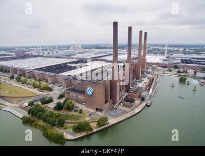 Eine Luftaufnahme vom 23. August 2016 zeigt das VW-Werk mit seiner Kraft-Wärme-Kraftwerk in Wolfsburg, Deutschland. Laut VW erzielt eine Siedlung in der Versorgung Streit zwischen Zulieferbetrieben und VW. Die Zulieferbetriebe werden fortgesetzt, liefert VW vorübergehend. Foto: Julian Stratenschulte/dpa Stockfoto