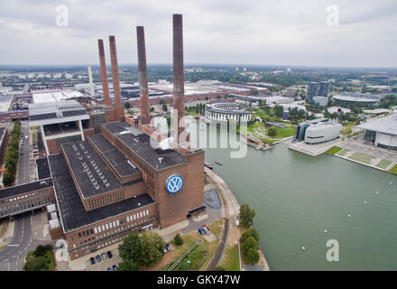 Eine Luftaufnahme vom 23. August 2016 zeigt das VW-Werk mit seiner Wärme und Kraftwerk (l) und die Autostadt (R) in Wolfsburg, Deutschland. Laut VW erzielt eine Siedlung in der Versorgung Streit zwischen Zulieferbetrieben und VW. Die Zulieferbetriebe werden fortgesetzt, liefert VW vorübergehend. Foto: Julian Stratenschulte/dpa Stockfoto