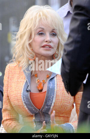 New York, USA. 23. August 2016.  Dolly Parton auf Fox & Freunde über ihre neue Tour und neues Album Pure & einfach in New York zu sprechen. 23. August 2016. Bildnachweis: MediaPunch Inc/Alamy Live-Nachrichten Stockfoto