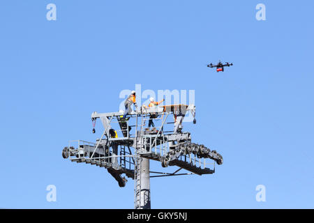 El Alto, Bolivien, 23. August 2016. Techniker warten eine Drohne, die trägt ein synthetisches Lichtkabel zwischen den Masten einer neuen Seilbahn / Gondel lift derzeit im Bau zwischen dem Rio Seco und La Ceja in El Alto. Dies ist der erste Teil des Prozesses, das endgültige Stahlseil zu installieren, das Gondeln tragen wird. Die Seilbahn ist Teil einer zweiten Phase der Seilbahn-Linien, die Teil eines ehrgeizigen Projekts um Verkehrsstaus zu lindern sind. 3 Routen aus der ersten Phase sind bereits zwischen den Städten La Paz und El Alto in Betrieb. Bildnachweis: James Brunker / Alamy Live News Stockfoto