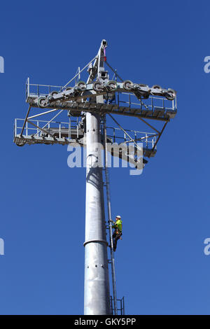 El Alto, Bolivien, 23. August 2016. Ein Techniker klettert einen Pylon, so kann er eine synthetische Lichtkabel für eine neue Seilbahn installieren / Gondelbahn, die derzeit im Bau zwischen dem Rio Seco und La Ceja in El Alto. Dies ist der erste Teil des Prozesses, das endgültige Stahlseil zu installieren, das Gondeln tragen wird. Diese Seilbahn gehört zu einer zweiten Phase der Seilbahn-Linien, die Teil eines ehrgeizigen Projekts um Verkehrsstaus zu lindern sind. 3 Routen aus der ersten Phase sind bereits zwischen den Städten La Paz und El Alto in Betrieb. Bildnachweis: James Brunker / Alamy Live News Stockfoto