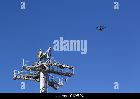 El Alto, Bolivien, 23. August 2016. Techniker warten eine Drohne, die trägt ein synthetisches Lichtkabel zwischen den Masten einer neuen Seilbahn / Gondel lift derzeit im Bau zwischen dem Rio Seco und La Ceja in El Alto. Dies ist der erste Teil des Prozesses, das endgültige Stahlseil zu installieren, das Gondeln tragen wird. Diese Seilbahn gehört zu einer zweiten Phase der Seilbahn-Linien, die Teil eines ehrgeizigen Projekts um Verkehrsstaus zu lindern sind. 3 Routen aus der ersten Phase sind bereits zwischen den Städten La Paz und El Alto in Betrieb. Bildnachweis: James Brunker / Alamy Live News Stockfoto